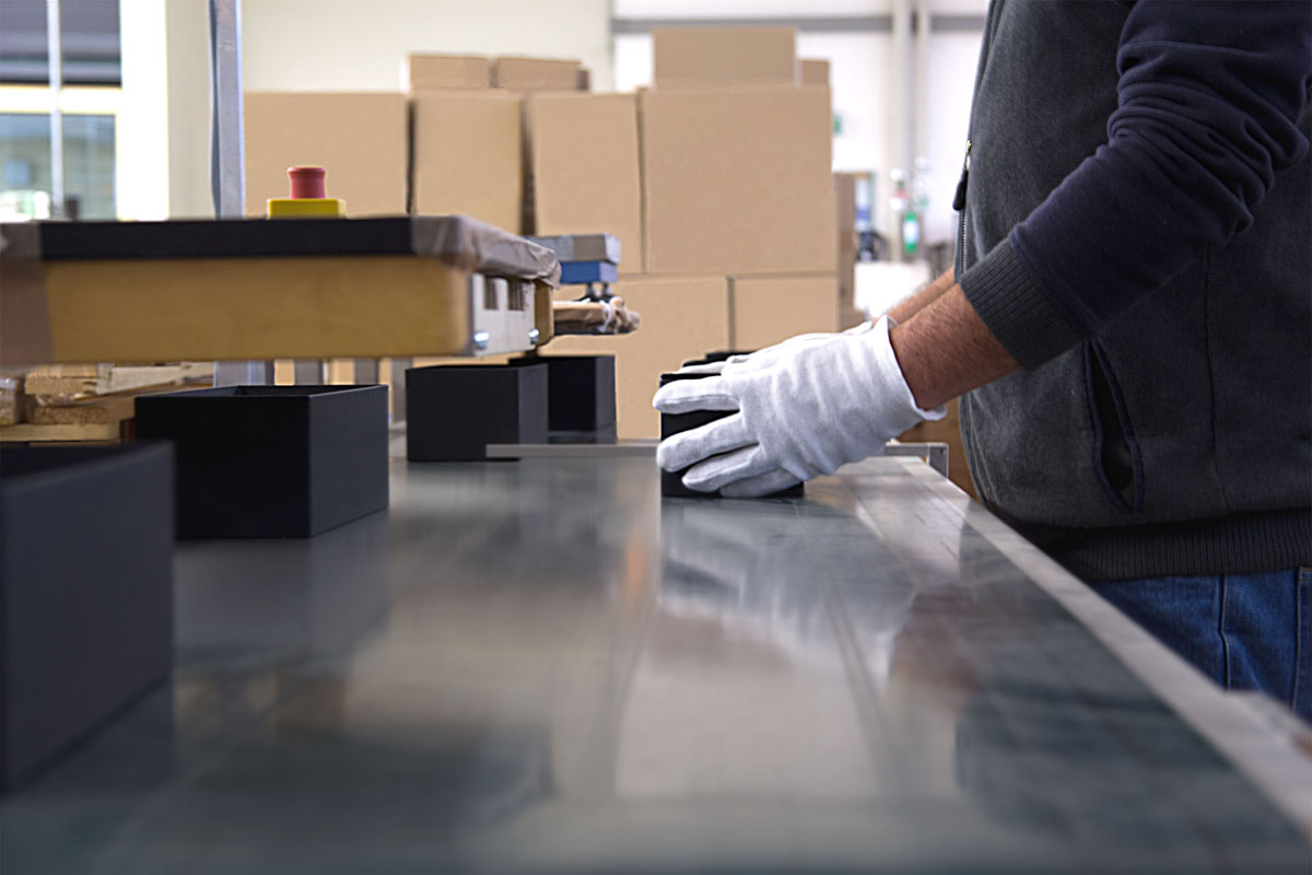 Lohnfertigung: Ihre Verpackungen, unsere Präzision Lohnfertigung: Ihre Verpackungen, unsere Präzision